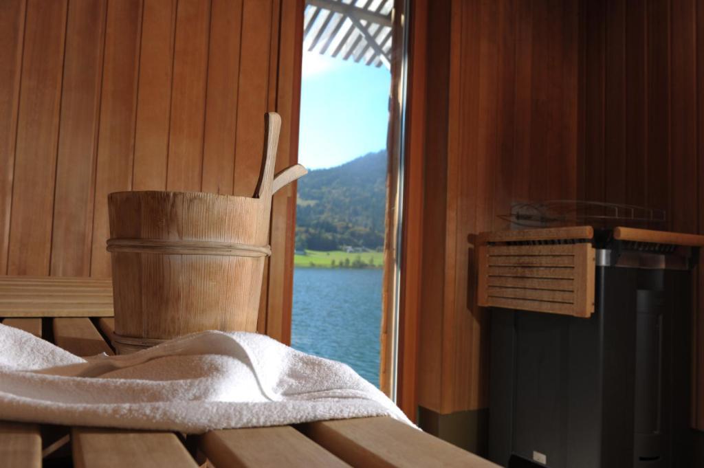 Seehotel Enzian Weissensee Exterior foto